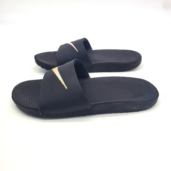 Nike Kawa Slides Kids Size 4Y Sandals 819352 001 Black Metal Shoes - Picture 1 of 9